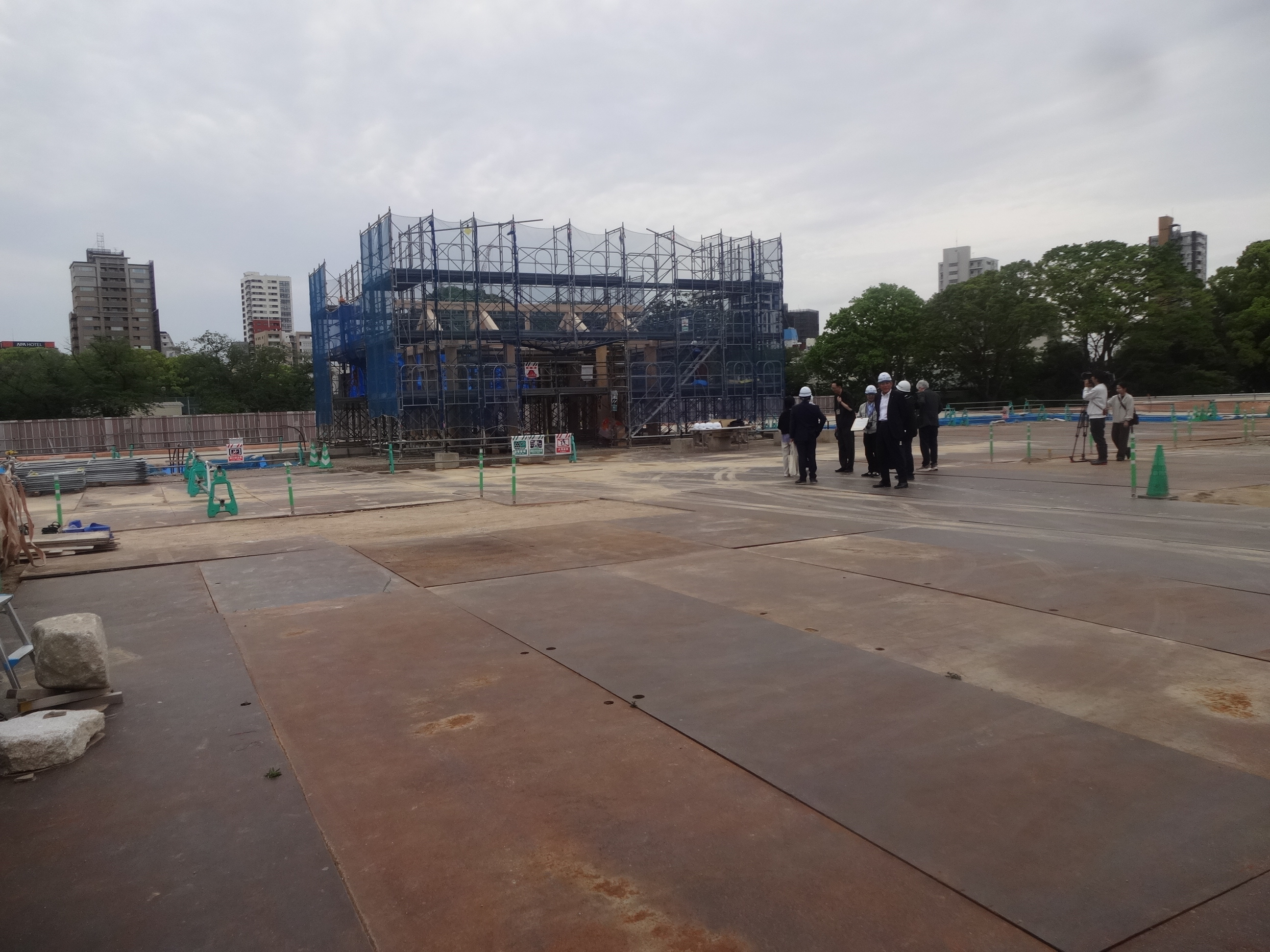 鴻臚館東門復元現場